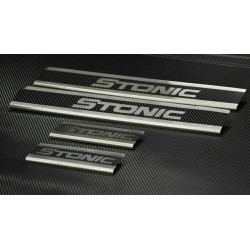 Накладки на пороги Kia Stonic из нержавеющей стали под карбон