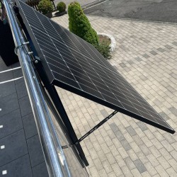 Planta fotovoltaica de balcón Sí Solar con soporte ajustable
